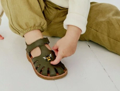 Angulus sandal grøn med bi broderi